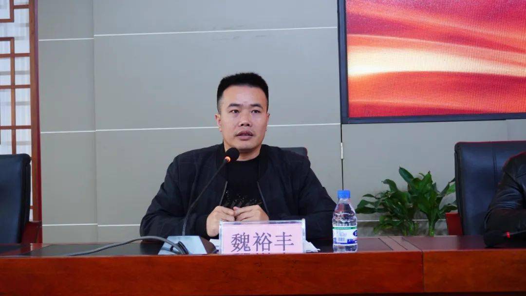 安远二中党委书记,校长魏裕丰做交流发言湾里管理局第一中学副校长周