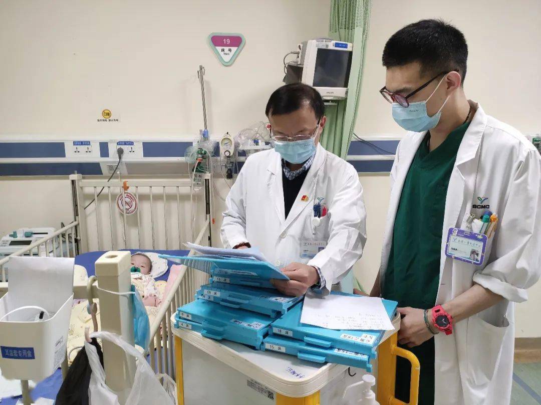 这一次复查,心胸外科主任医师郑景浩仔细研究了小z的病史和检查报告