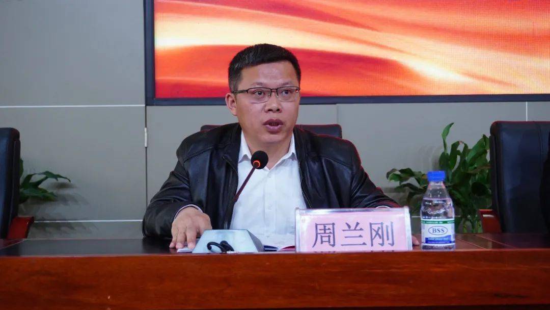 兴国三中党总支委员,副校长刘德福宣读《联盟章程》为加强交流合作,各