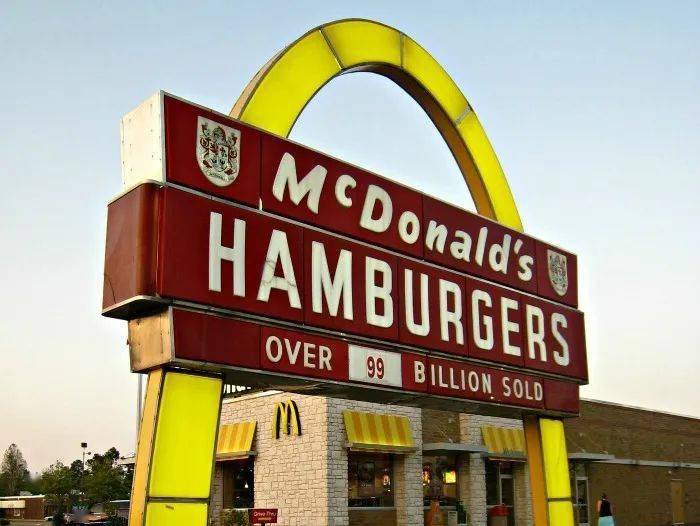 4 月 15 日是「麦当劳日」,选择在这一天是因为 1955 年雷·克罗克