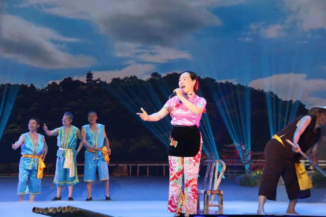 节奏轻快,舟山渔民号子激情豪迈,海门山歌悠扬婉转……4月13日晚间,第