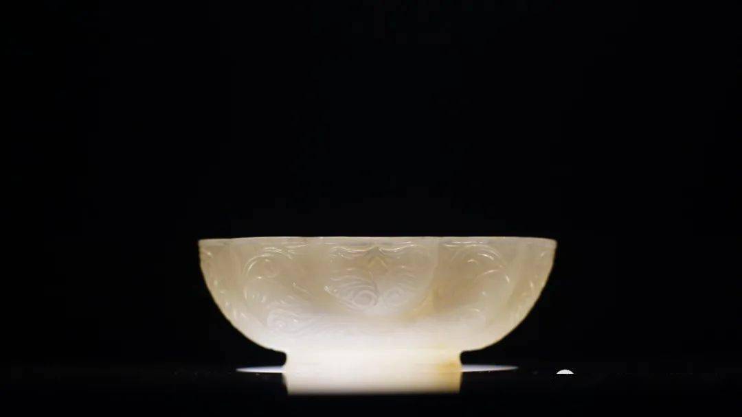 今天一起来了解我馆收藏的唐代玉器——白玉忍冬纹八曲长杯.