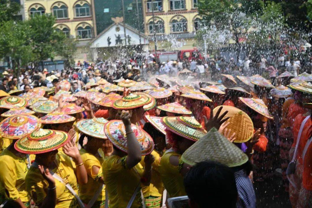 沧源泼水节图片