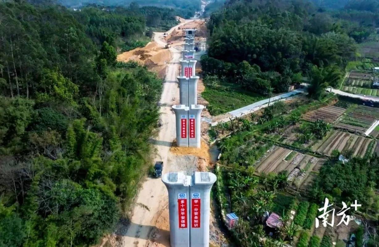 近日,为珠肇高铁圭峰山隧道量身打造的超大直径双模盾构机"永安号"