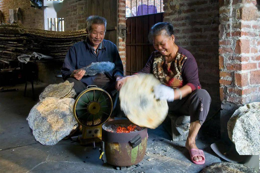 江平风吹饼reading京族鱼露级别:自治区级类别:传统技艺一滴鱼露,一味