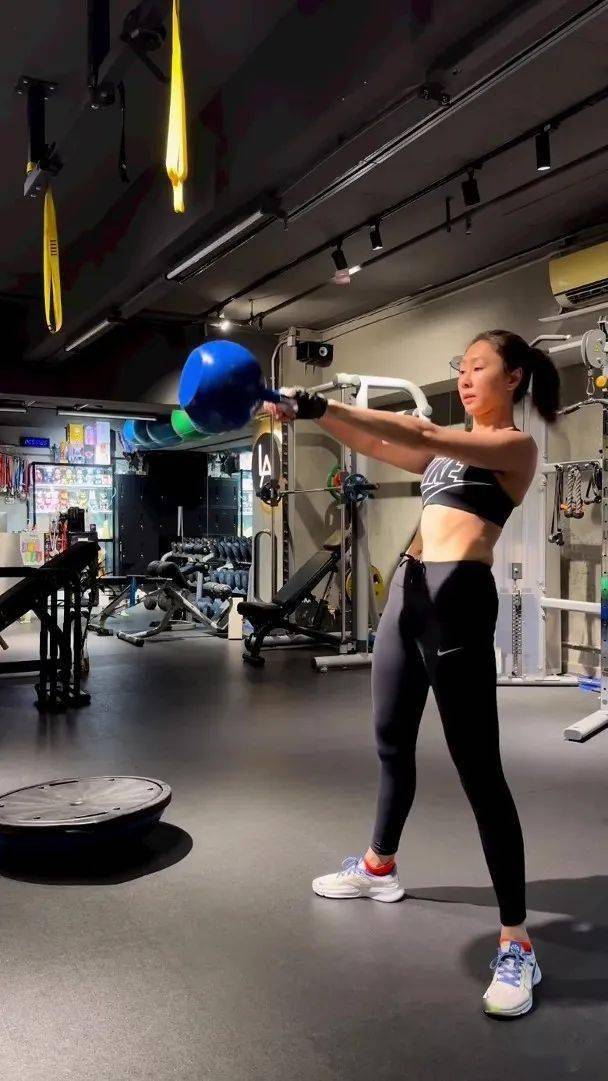 胡定欣bra top揈波波 腹肌背肌样样齐_旅行_健身_举重