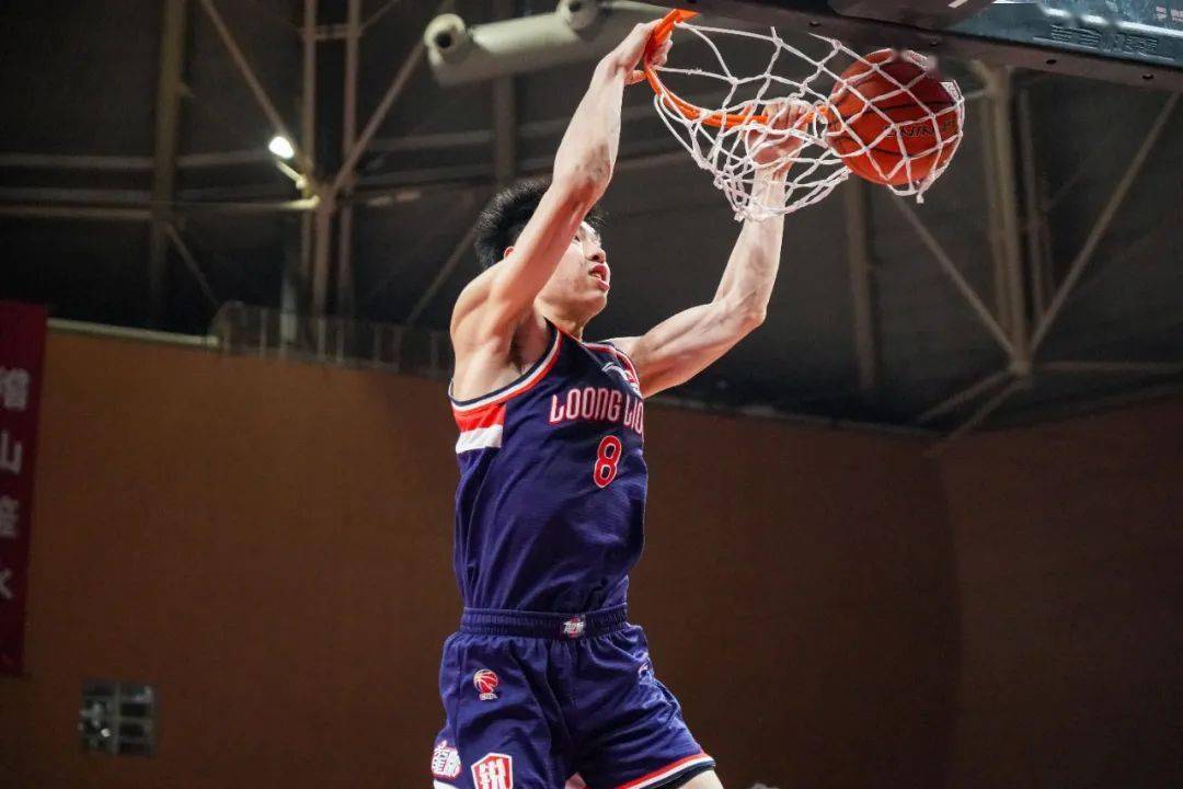 祝铭震手感出色易边再战二次进攻得分李炎哲抢下进攻篮板本节最后一攻