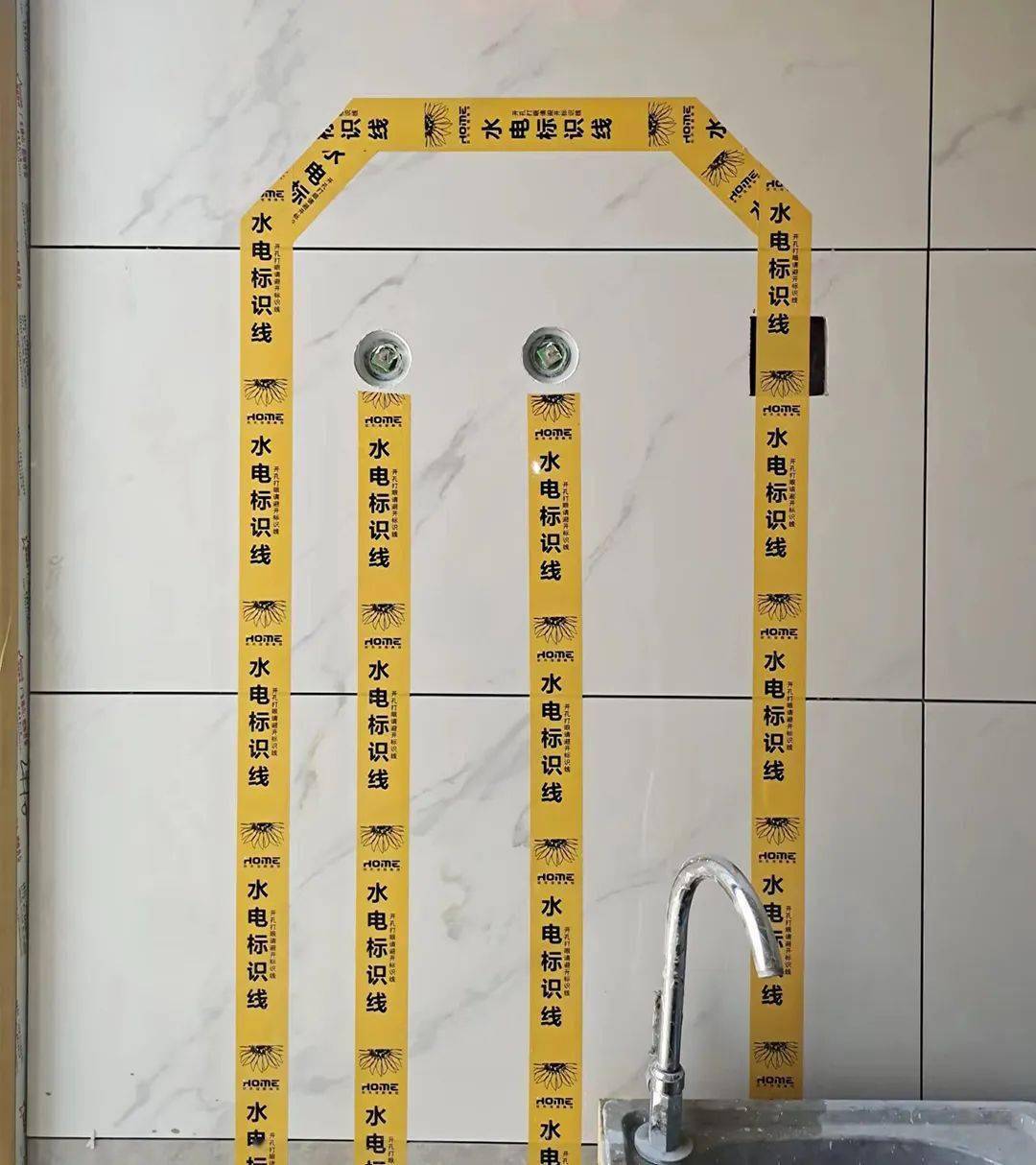 水电走向标识线粘贴工艺墙砖铺贴垂直度检测轻钢龙骨石膏板隔墙面层