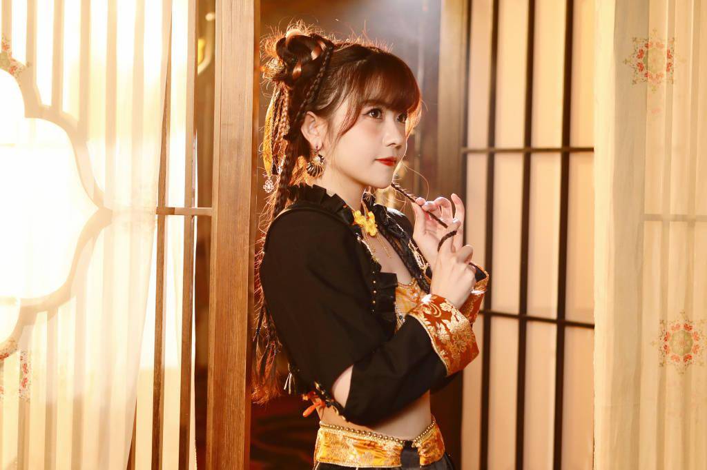 赖美云分享新歌《小满摸鱼法则》写真 双丸子头化身游戏角色_英雄