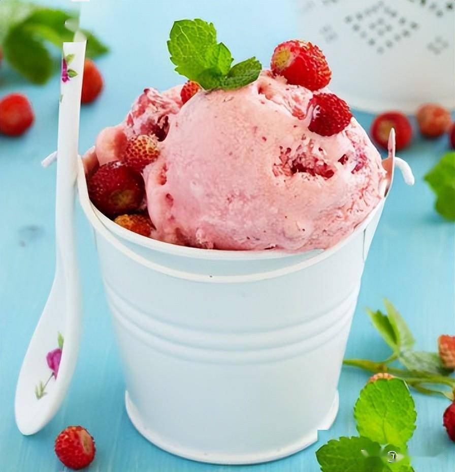 手工制作的草莓酸奶冰淇淋,不仅凉爽还美味,快点学起来!