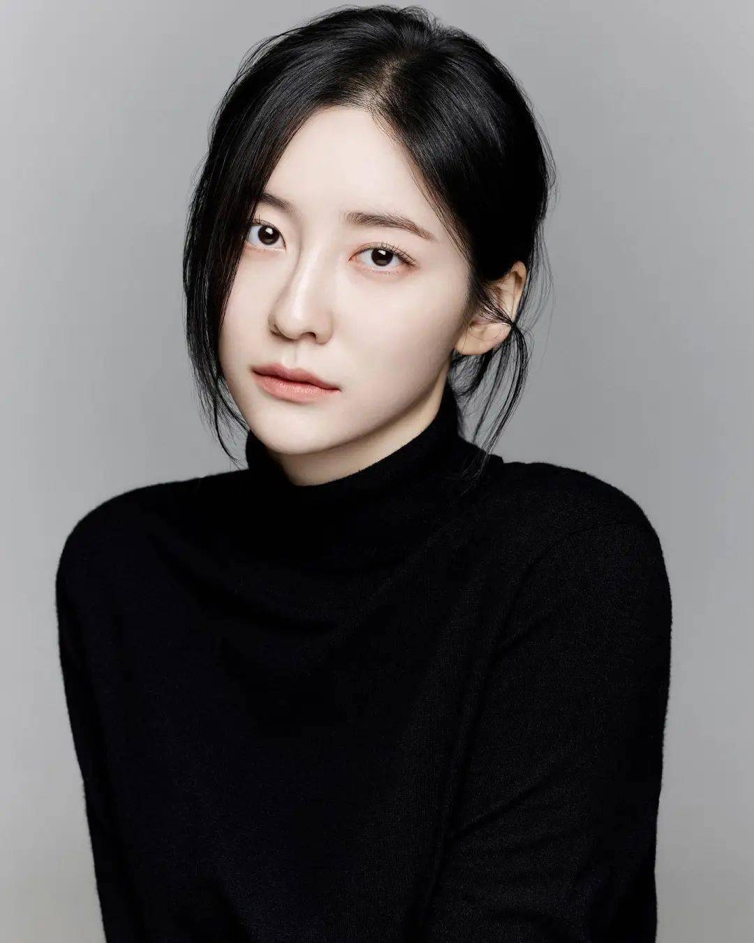 韩国「最美大嫂」蜂腰长腿狂秀球鞋!dj soda 竟玩起「湿身大战」?!_cl