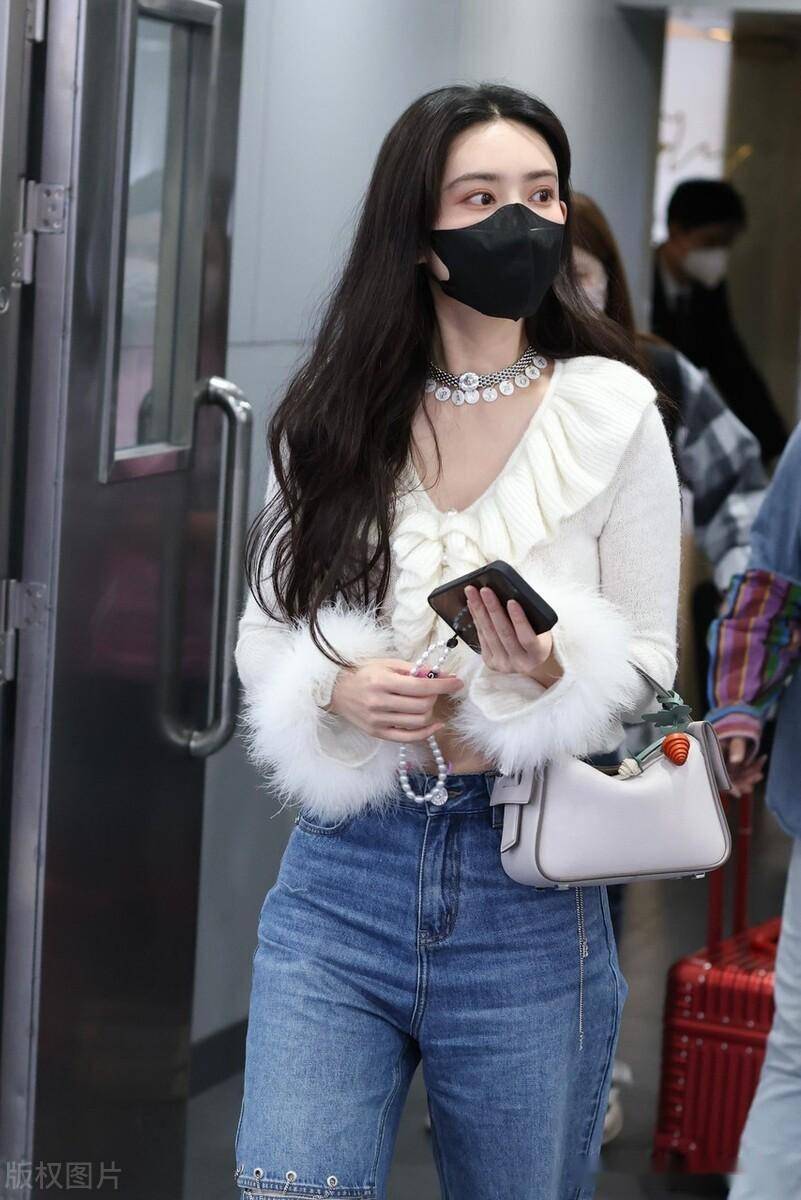 孟子义身穿白色荷叶边针织开衫 阔腿牛仔裤 白色运动鞋复古时髦