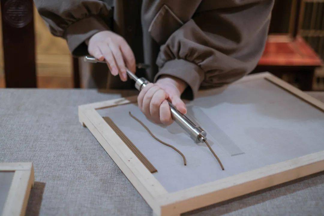 刚制作出来的线香,歪歪扭扭地躺在以木框和细密纱网做成的晒香网上,有