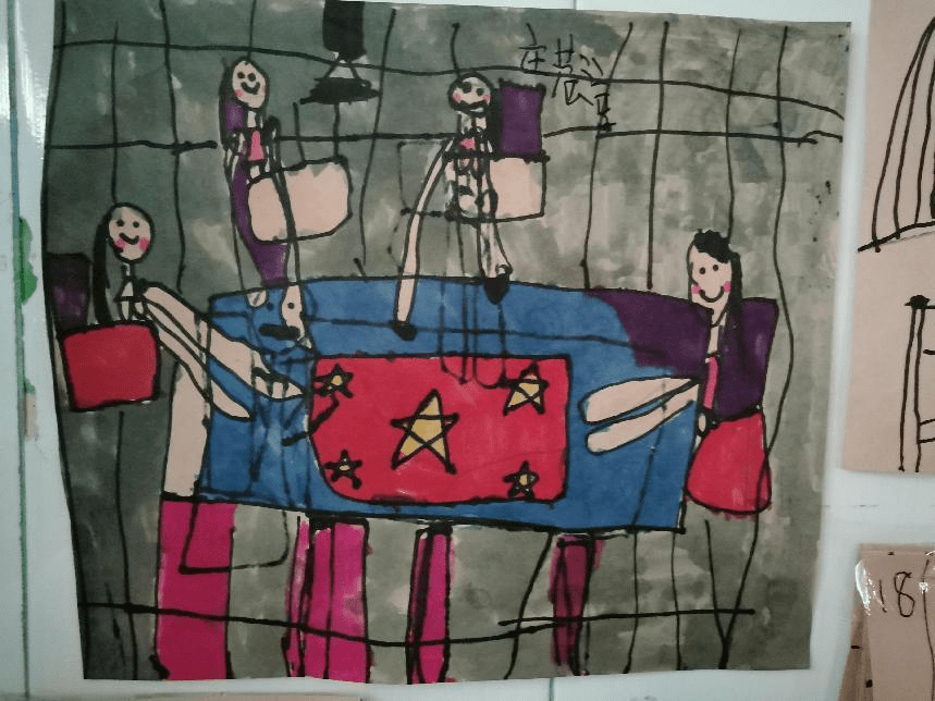 航母上的国旗宇宙飞船上的国旗第二天餐后活动时,孩子们画起了他们