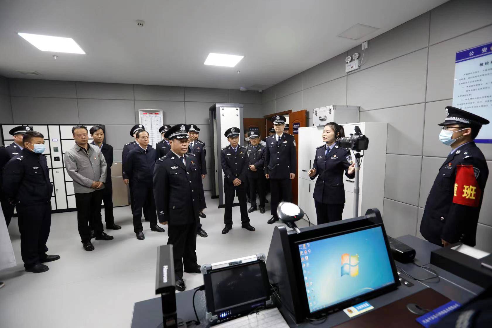 驻马店市公安局执法办案管理中心揭牌启用