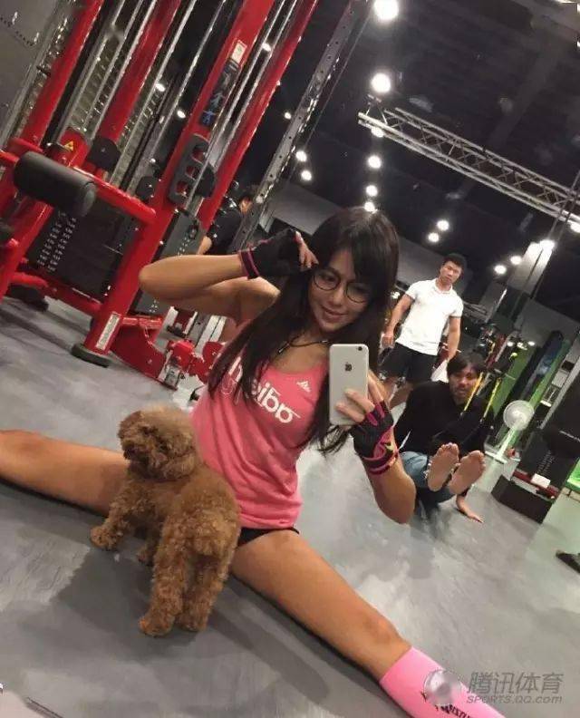 46岁健身辣妈似少女 惊人腹肌被誉"台湾郑多燕"