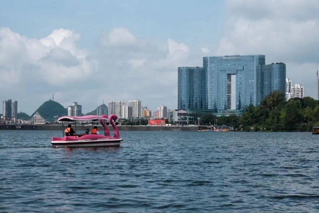 据安顺市志记载,虹山湖公园原称虹山水库,是安顺市的综合性蓄水工程