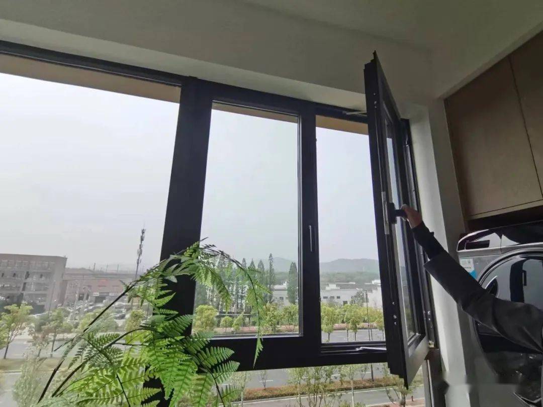 比如,所有户型皆采用大窗设计,配置ykk ap系统窗,客厅电视背景墙选用