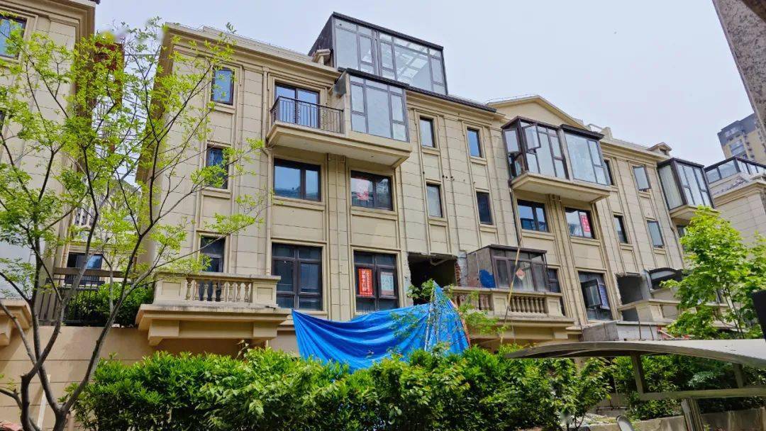 镇江这个小区高调违建,激怒业主_别墅_施工_地下