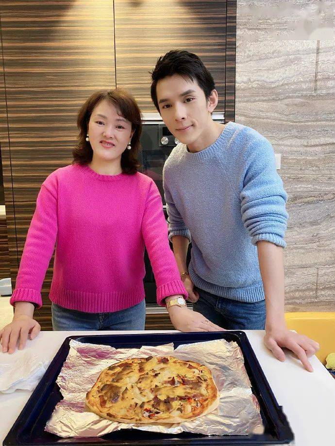 说起儿子的童年——"佳琦是在单亲家庭长大的,为了生计,我一天要打几