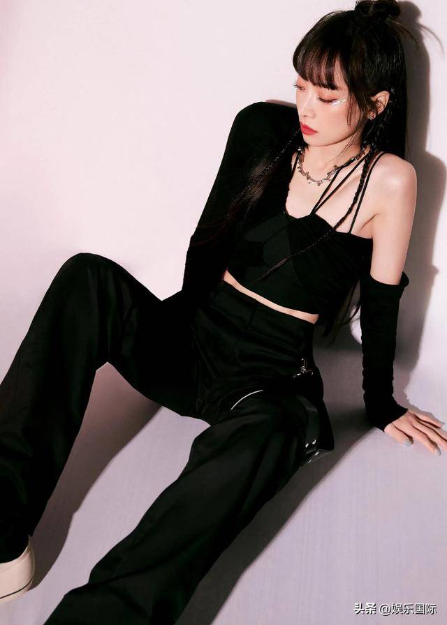 宋茜长发造型太惊艳 穿露脐装又甜又酷
