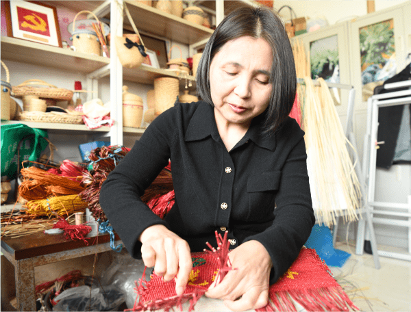 徐行草编传承人王勤：一边传承技艺，一边编织未来_作品_上海市_技术