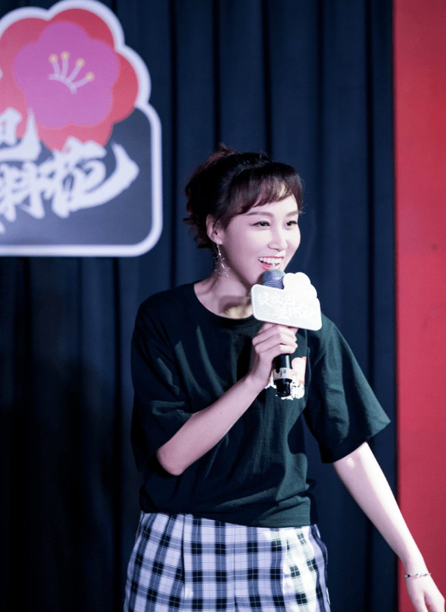 5环小周迅"芮祎原来是"社交小龙虾"主持人兼摄像小哥嘉伟堪称"氛围组