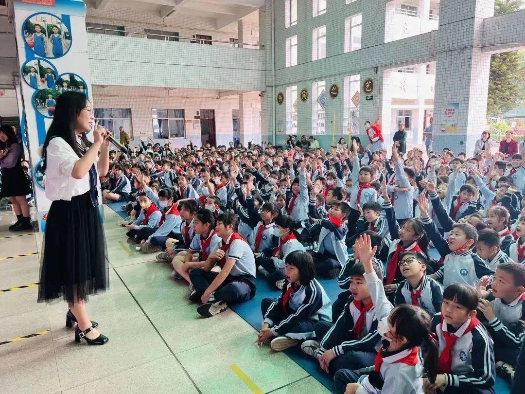 日前,小榄镇北区小学"芳华万卷,阅见经典"读书节开幕式顺利开展,以"长