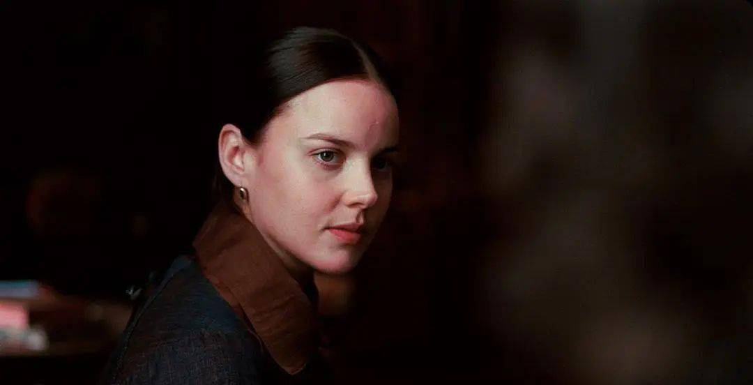 今天我们就来盘点这部电影的「经典镜头语言」,分析其中构图,光线