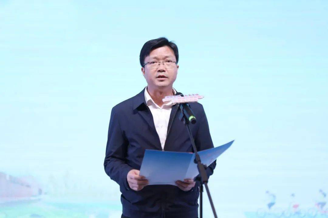 市文旅广体局党组书记,局长曾莉为三位常德旅游推荐官授牌活动现场,杨