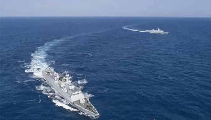 南部战区海军某护卫舰支队组织广安舰,遂宁舰等多艘舰艇开展防空反