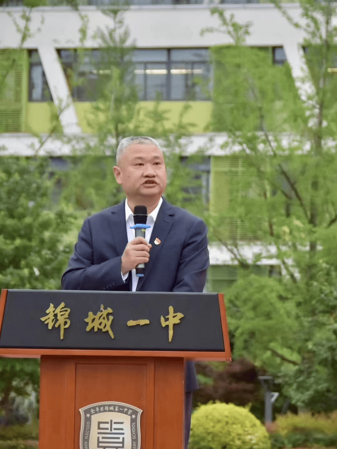 为往圣继绝学,为万世开太平"是锦城一中的校训,锦城一中校长杨斌表示