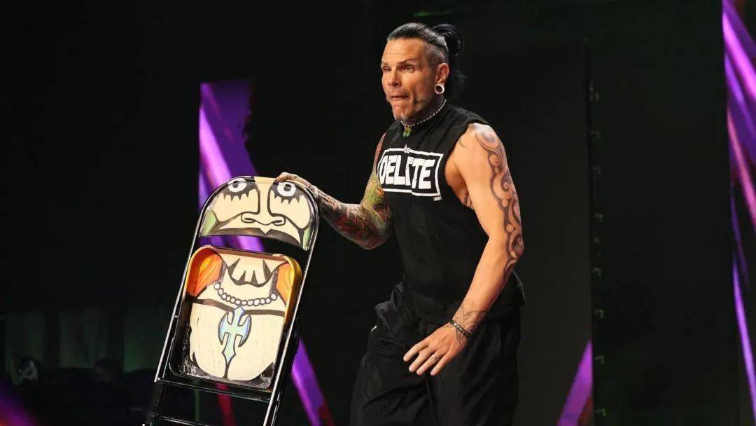 杰夫哈迪(jeff hardy)在本月早些时候卷土重来,将他的兄弟马特哈迪从