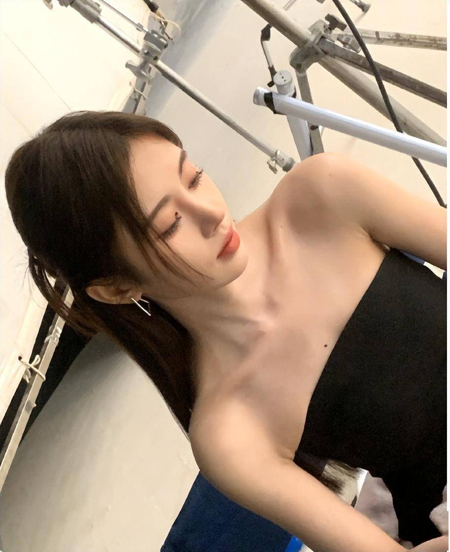 鞠婧祎晒自拍照,黑裙露香肩美腿,甜美又可人!_包括_网友_生活