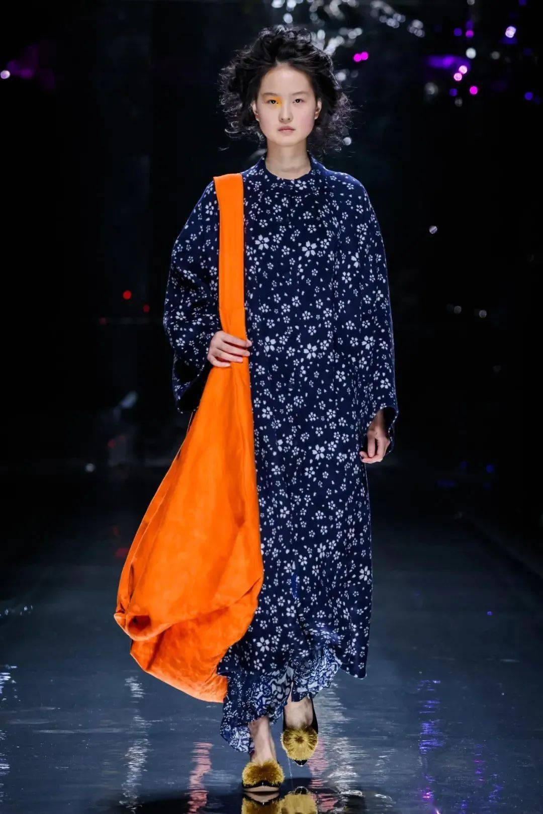 蓝印花布印染技艺,通过刻版,刮浆,染色,去白等步骤将美好祝福定格