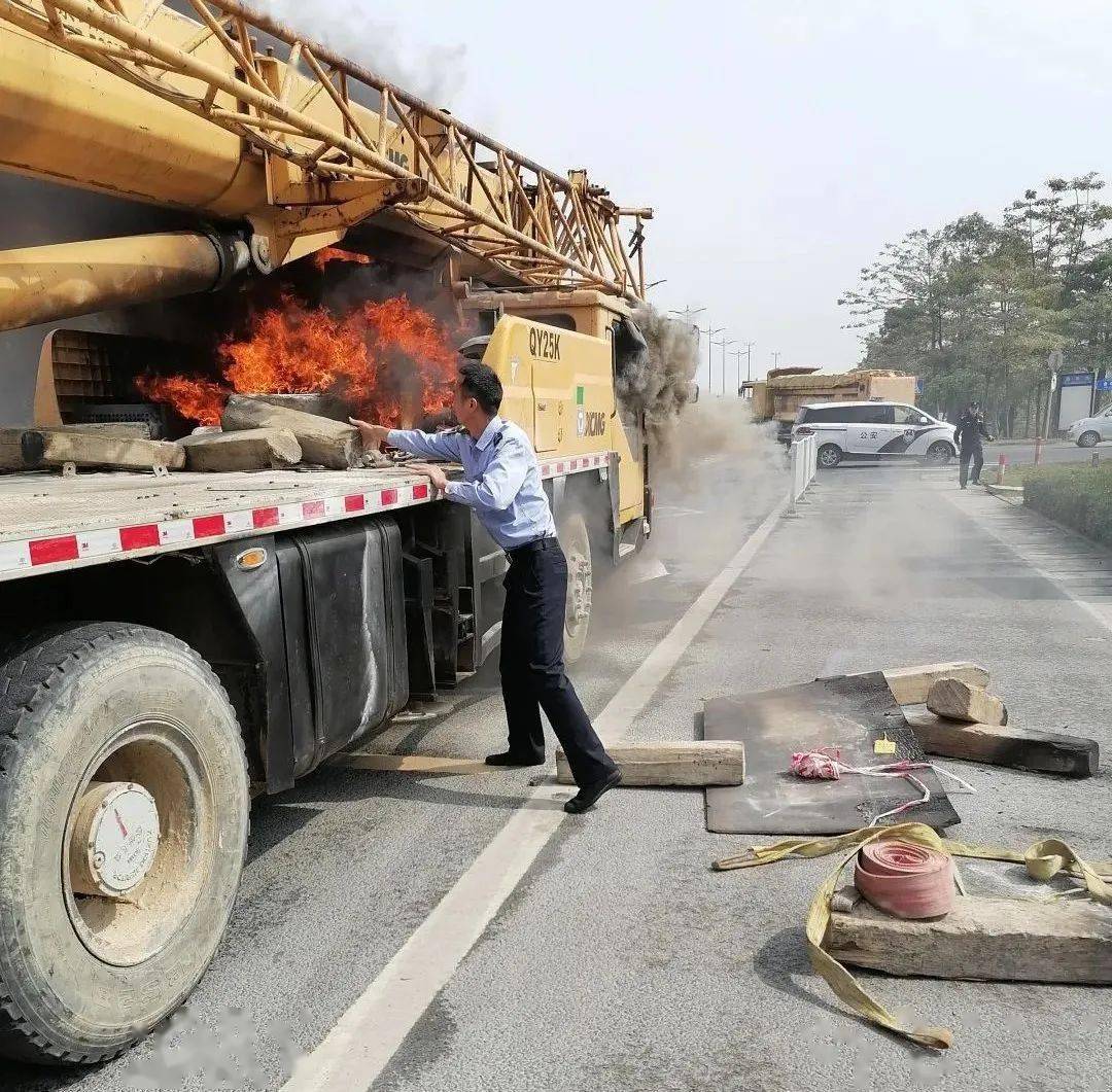 吊车突然起火!危机时刻,金湾有3个人…_李先生_李瑞环_珠海