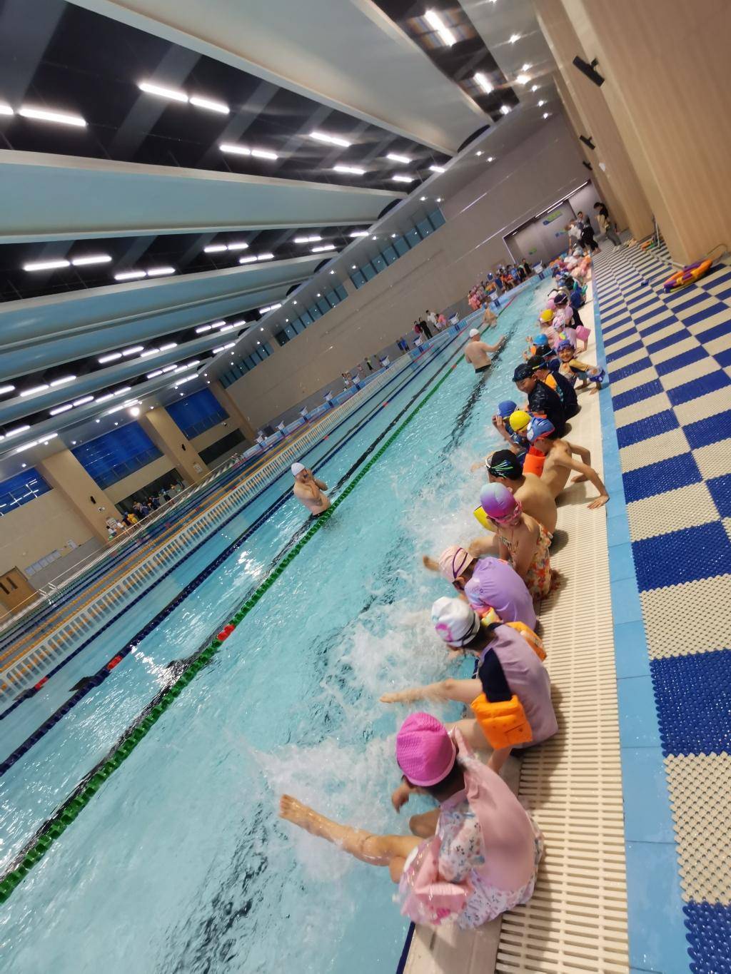 崂山区启用六处学校游泳馆,周边学校"共享"资源,孩子每周一节游泳课
