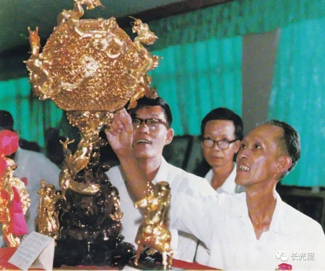 潮绣工艺厂工艺美术家林智成(右)和汕头地区艺人曾