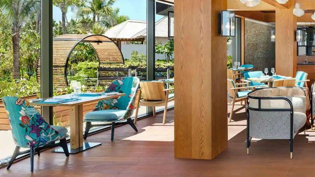 peacock alley这间宁静的休息室提供现场音乐和水景,让您放松身心.