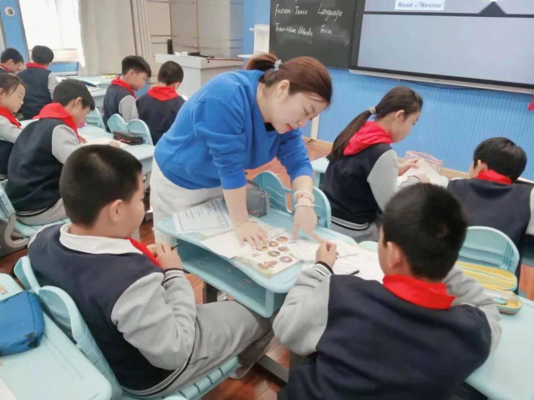 it started with a plant"吃"把它们联系了起来,组成了一条food chain