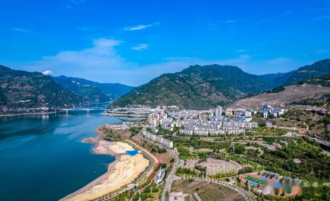 4月,昭通市绥江县金沙江沿岸一带,景色宜人,风光正好.