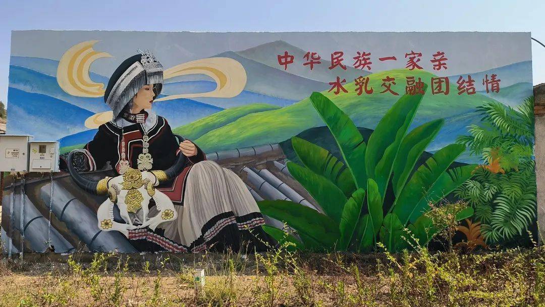 我们走过路过都会停下来看看,非常不错,这些壁画也营造了民族团结的