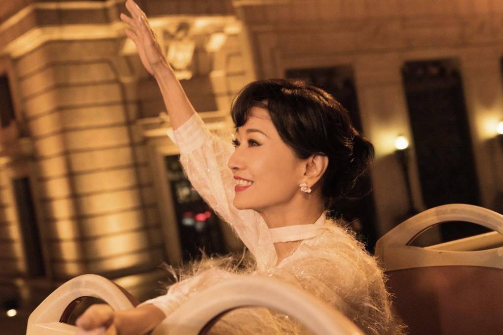 赵雅芝夜景巴士电影感写真 让人一夜梦回《上海滩》_账号_造型_灯笼