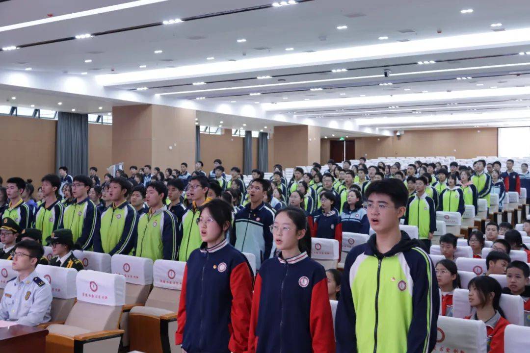 宜春实验中学举办“学习二十大 永远跟党走 奋进新征程”——新团员入团宣誓仪式暨“青春蓝焰”故事分享会