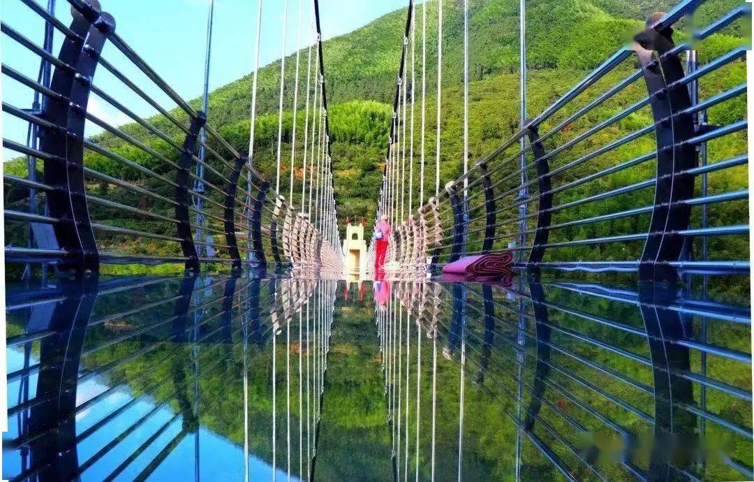 午餐后后游黄山东海欢乐谷——天湖景区(约一个半小时)继游览隐于黄山