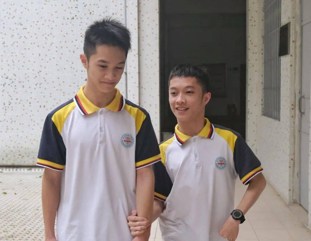 一步都走得较为吃力右边的哥哥无法正常行走孪生兄弟不断靠近身穿校服