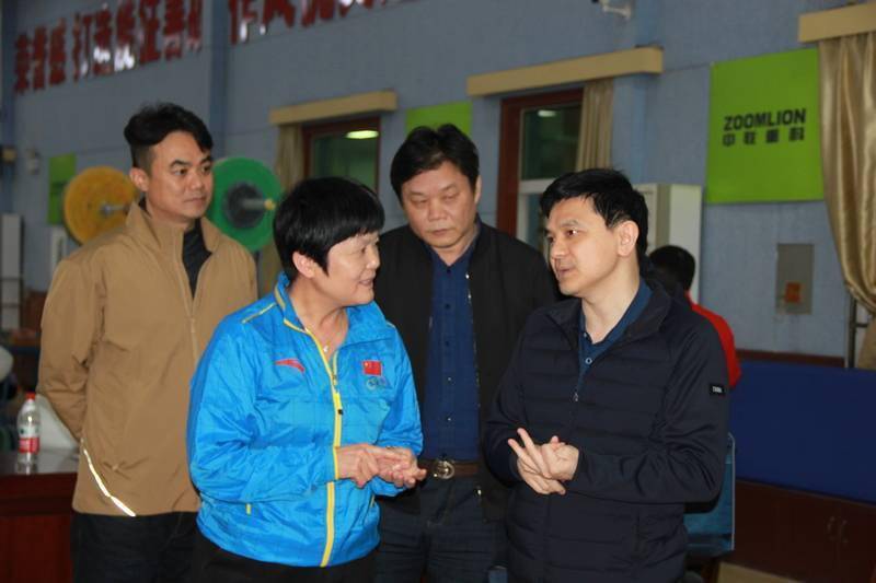 图为熊倪在湖南省举重运动管理中心与教练员周继红交流上午,熊倪先后