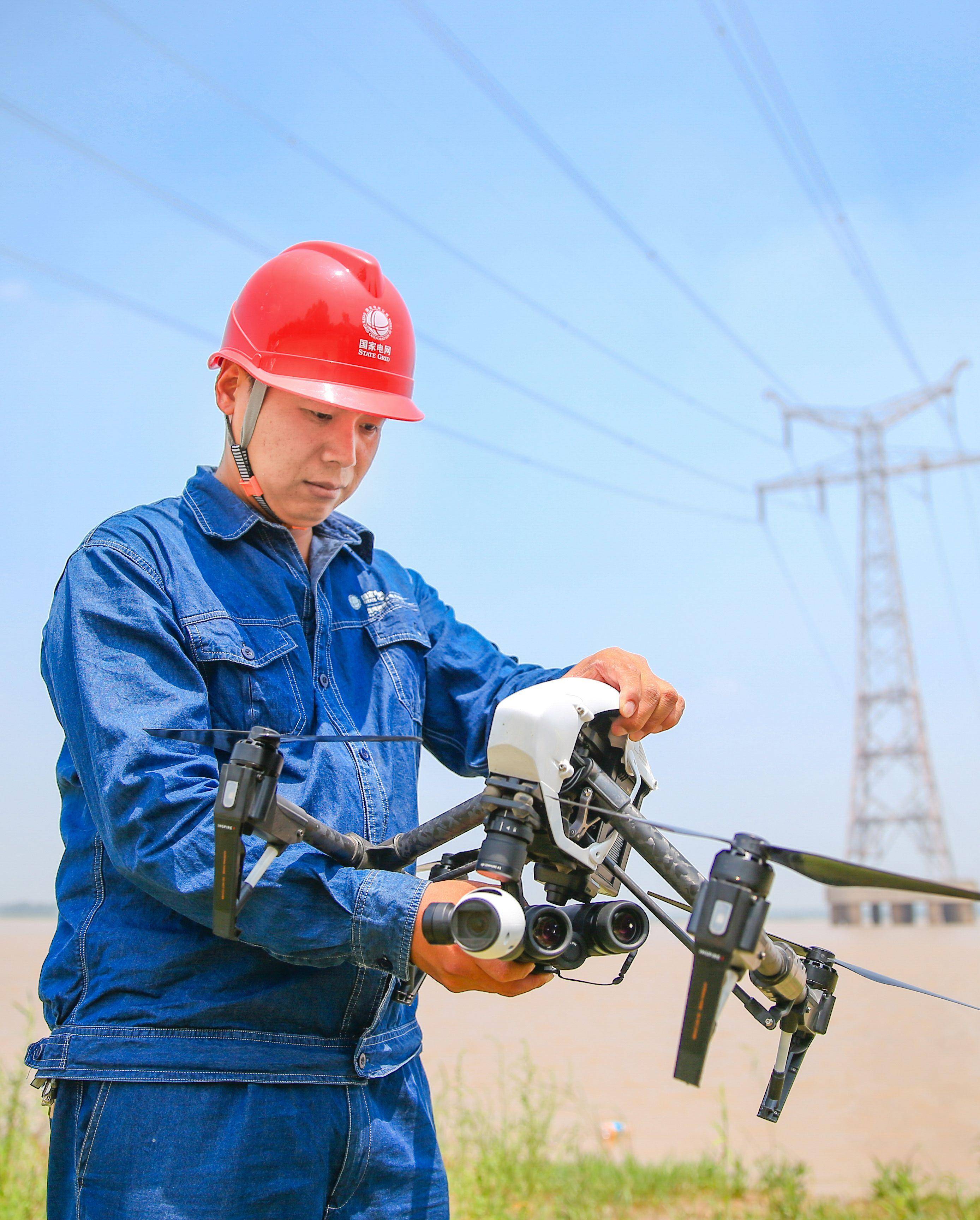 特高压线路上的"刀尖舞者"_输电_作业_带电