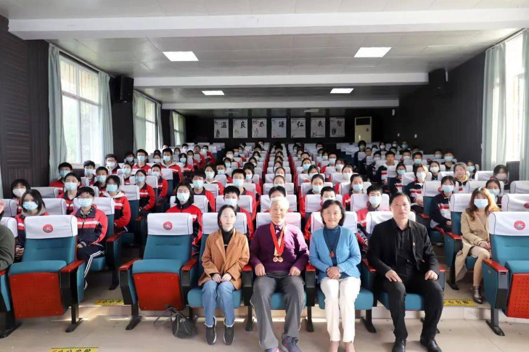 协同育人丨武汉市关工委"跟党走"五老报告团走进青山区红钢城中学_吕