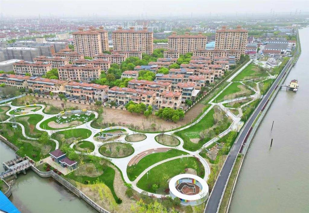 "金山小外滩"华丽变身低碳绿地 朱泾镇掘石港滨水公园对外开放_花园
